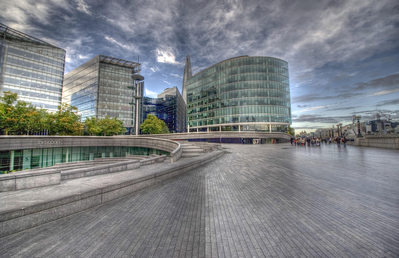 건물 에너지 관리 시스템(BEMS; Building Energy Management System)을 적용하여 건물의 에너지 사용량을 실시간으로 모니터링하고 분석하여 최적의 운전 효율을 유지합니다.