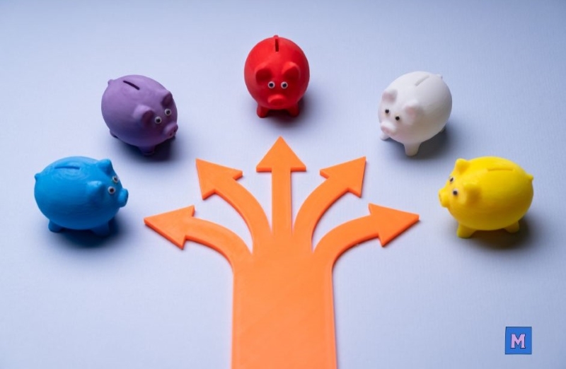 다양한 색깔의 돼지저금통들이 주황색 나무 모양 화살표를 중심으로 원형으로 배치된 모습 via canva