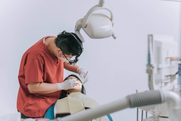 잇몸 내려앉음 증상, 원인과 진행과정. 잇몸 건강은 우리 전체 건강과 밀접한 관련이 있습니다. 하지만 잇몸 내려앉음은 많은 사람들이 경험하는 문제 중 하나입니다. 이번 블로그에서는 잇몸 내려앉음의 원인, 증상, 예방법, 치료법 등에 대해 쉽게 알아보도록 하겠습니다.