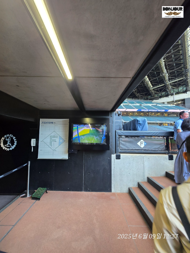 에스콘필드 덕아웃에서 연습중인 투수를 볼 수 있는 모니터