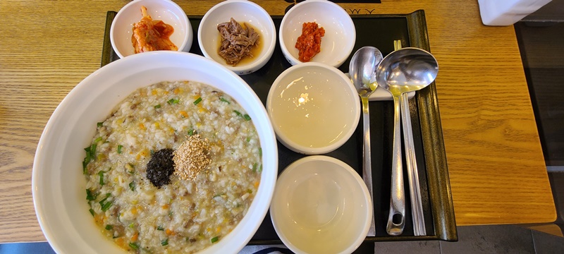 쇠고기-야채죽과-기본-반찬