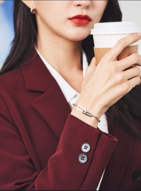 유니세프 팀 팔찌 착용 사진2