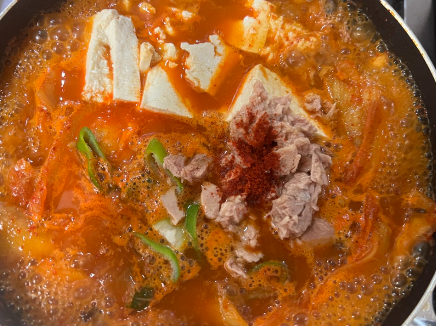 두부를 얹은 참치김치찌개