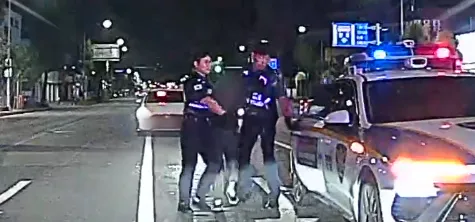 음주 측정을 거부한 음주운전자의 경찰 체포 장면