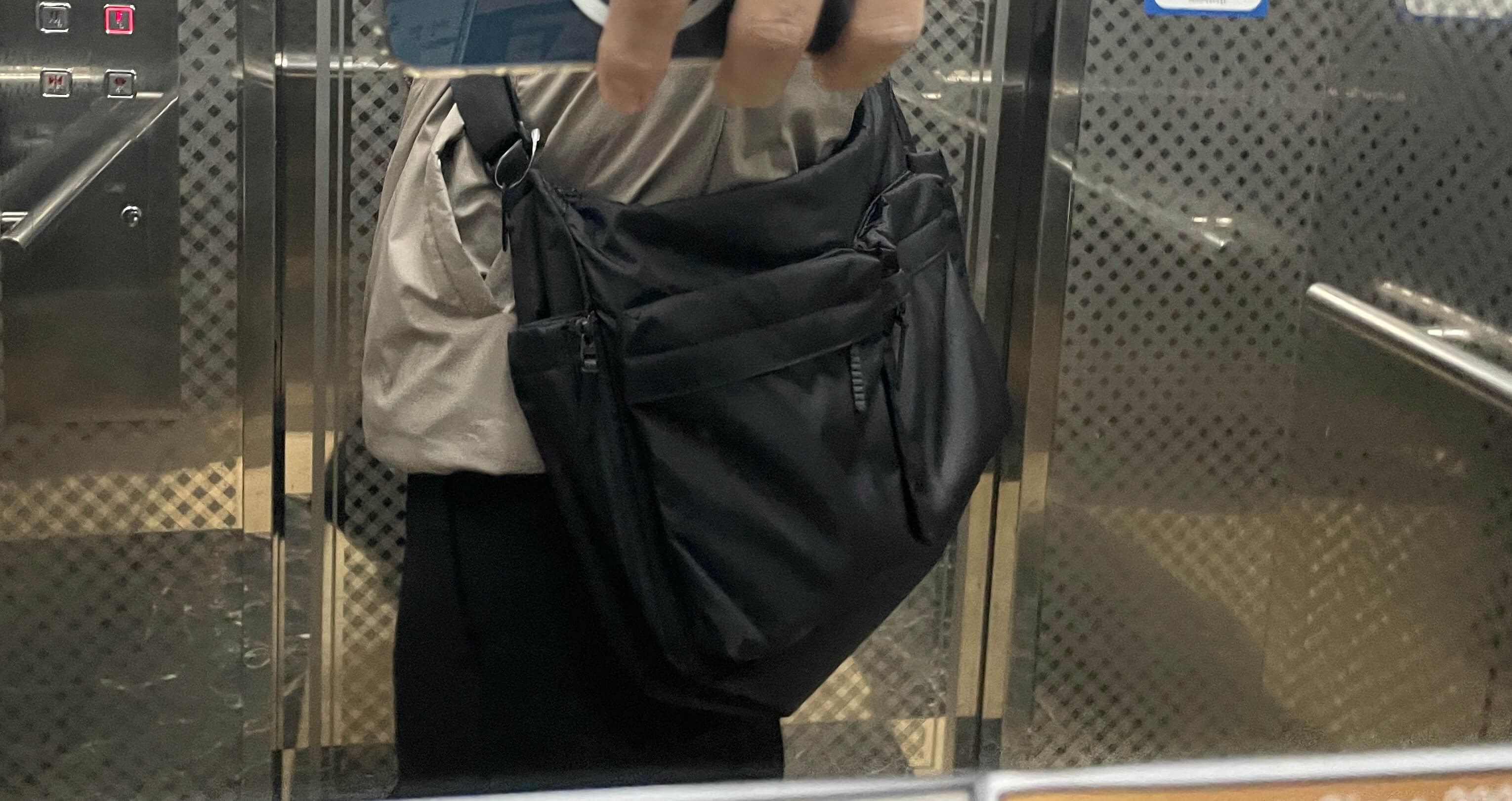 유니클로 멀티포켓 숄더백 착용