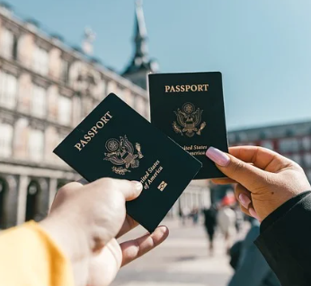 여권을 들고 있는 손