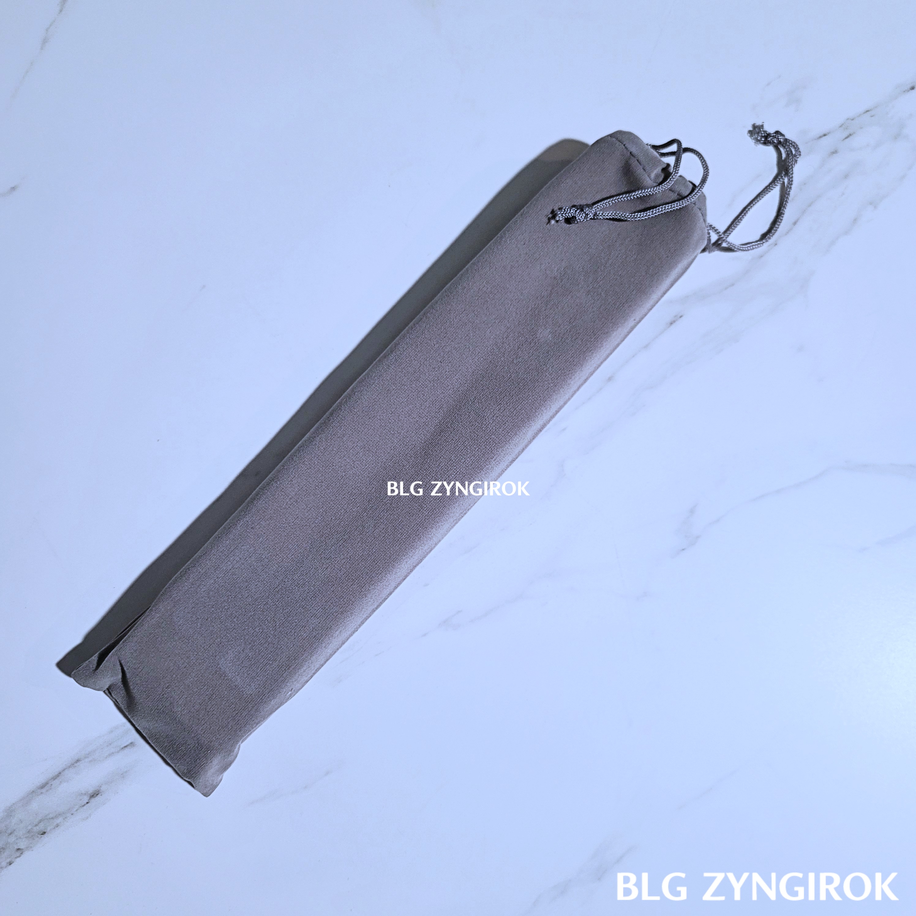 파우치에 담겨있는 N8 노트북 거치대가 놓여있다.