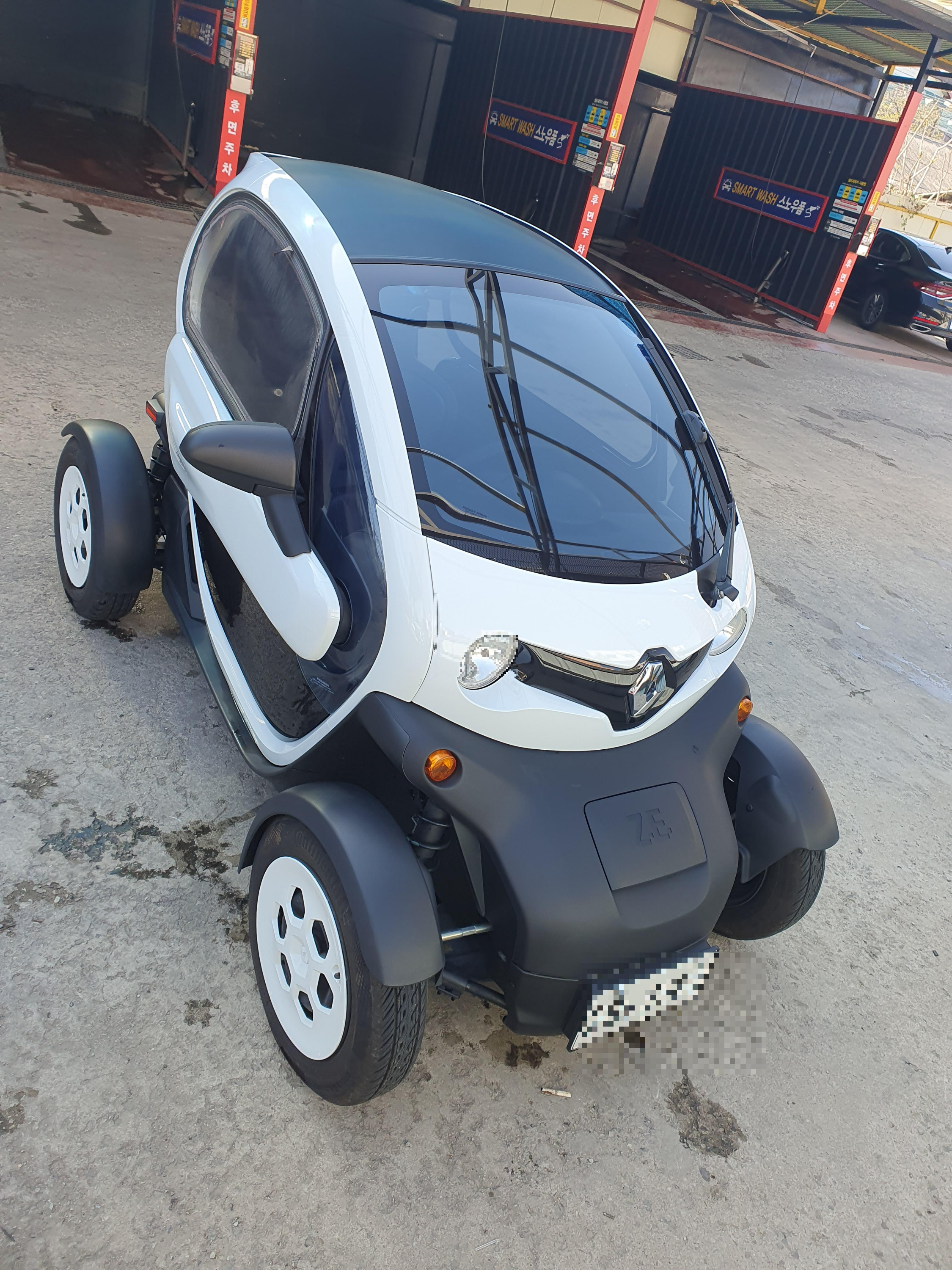 아무리 봐도 디자인은 정말 이쁜 차량이다!