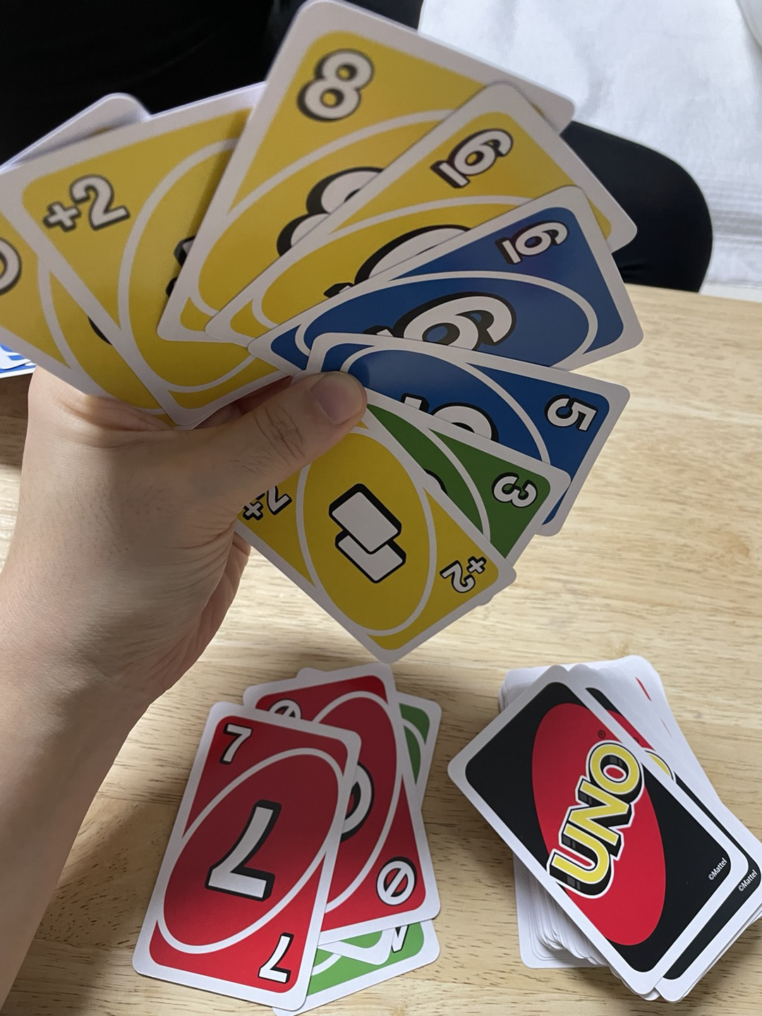 처음 꺼내진 색의 카드와 같은 색 카드를 내려 놓기