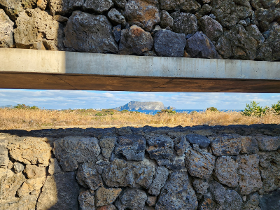 자연그대로의 모습과 어우러지게 설계하여 건물을 통해 성산일출봉을 보게 하다