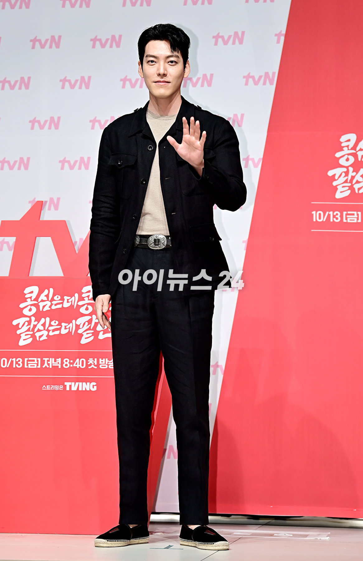 배우 김우빈이 11일 오후 서울 강남구 엘리에나 호텔에서 열린 tvN '콩 심은 데 콩 나고 팥 심은 데 팥 난다' 제작발표회에서 포토타임을 갖고 있다. [사진=곽영래 기자]