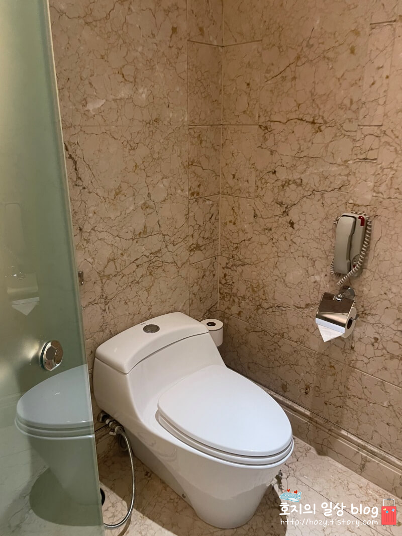 싱가포르 세인트레지스 디럭스 트윈룸 욕실 내부