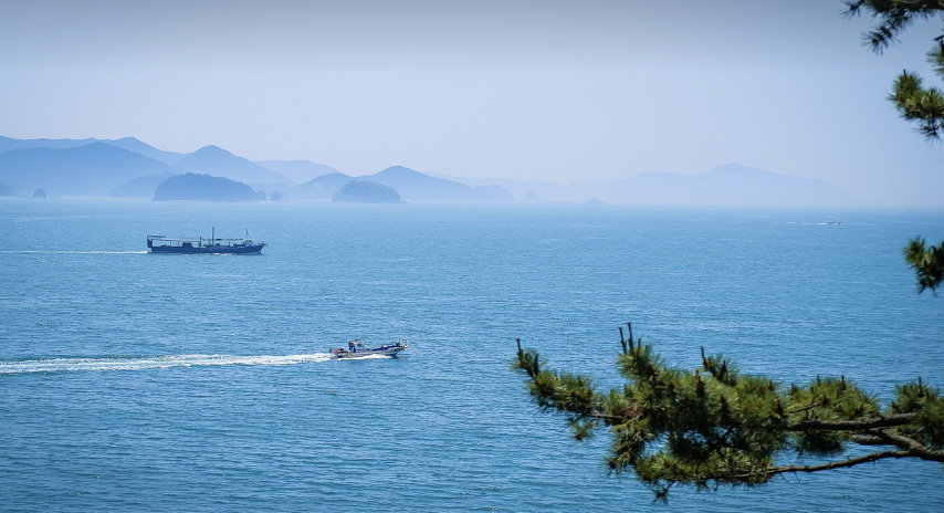 통영바다위의 배