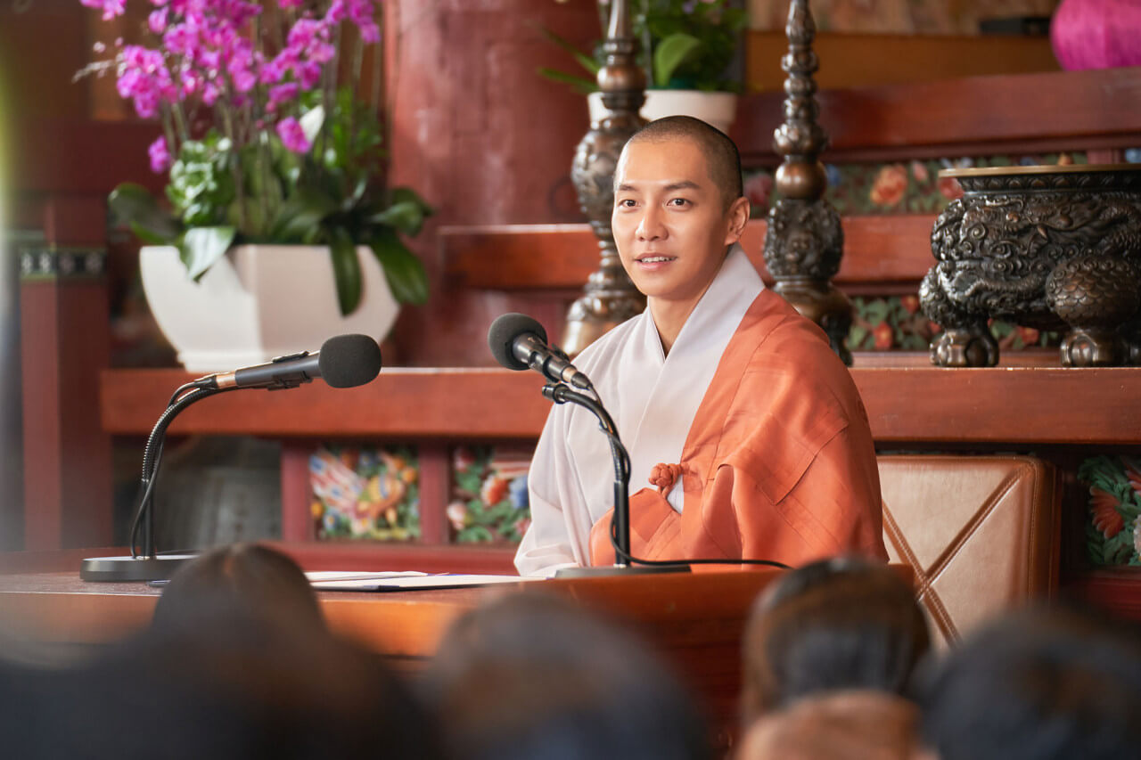스님이되어 법복을 입고 있는 무옥의 아들 문석