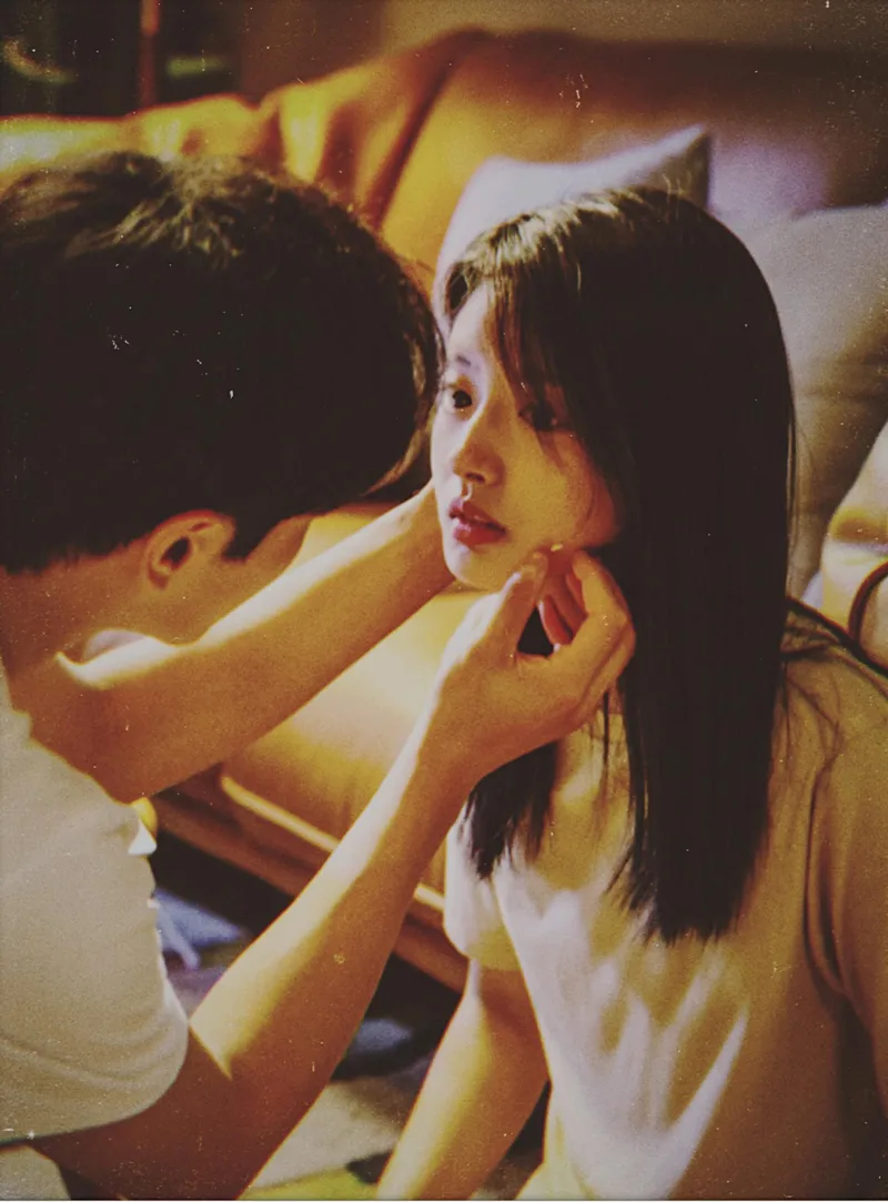 두 청춘 남녀가 함께 앉아 마주보고 있는 영화 우견니