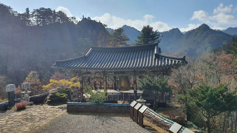 인제 오세암 : 아늑한 맛으로는 설악산 내 사찰들 중에서 제일 5살 된 아이가 폭설 속에서 부처의 도움으로 살아남았다는 전설