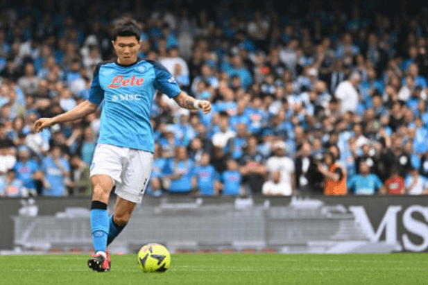 경기를 뛰고 있는 김민재 선수