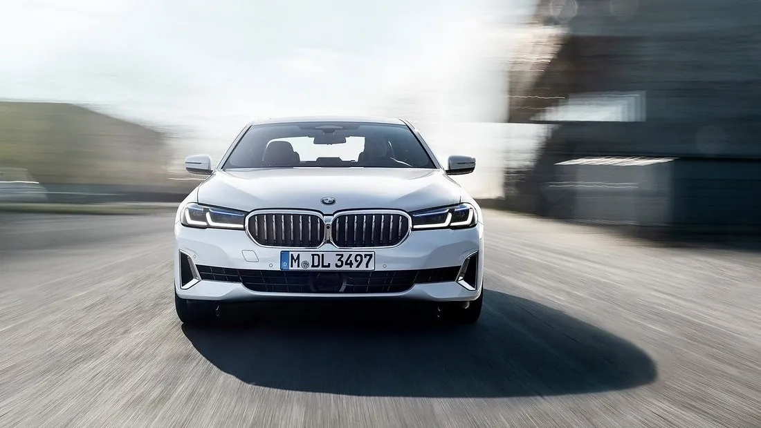 BMW 5 시리즈 가격 실구매가 모의견적 제원 옵션 카탈로그 내부 색상 디자인 인테리어 편의사양 안전사양 총정리