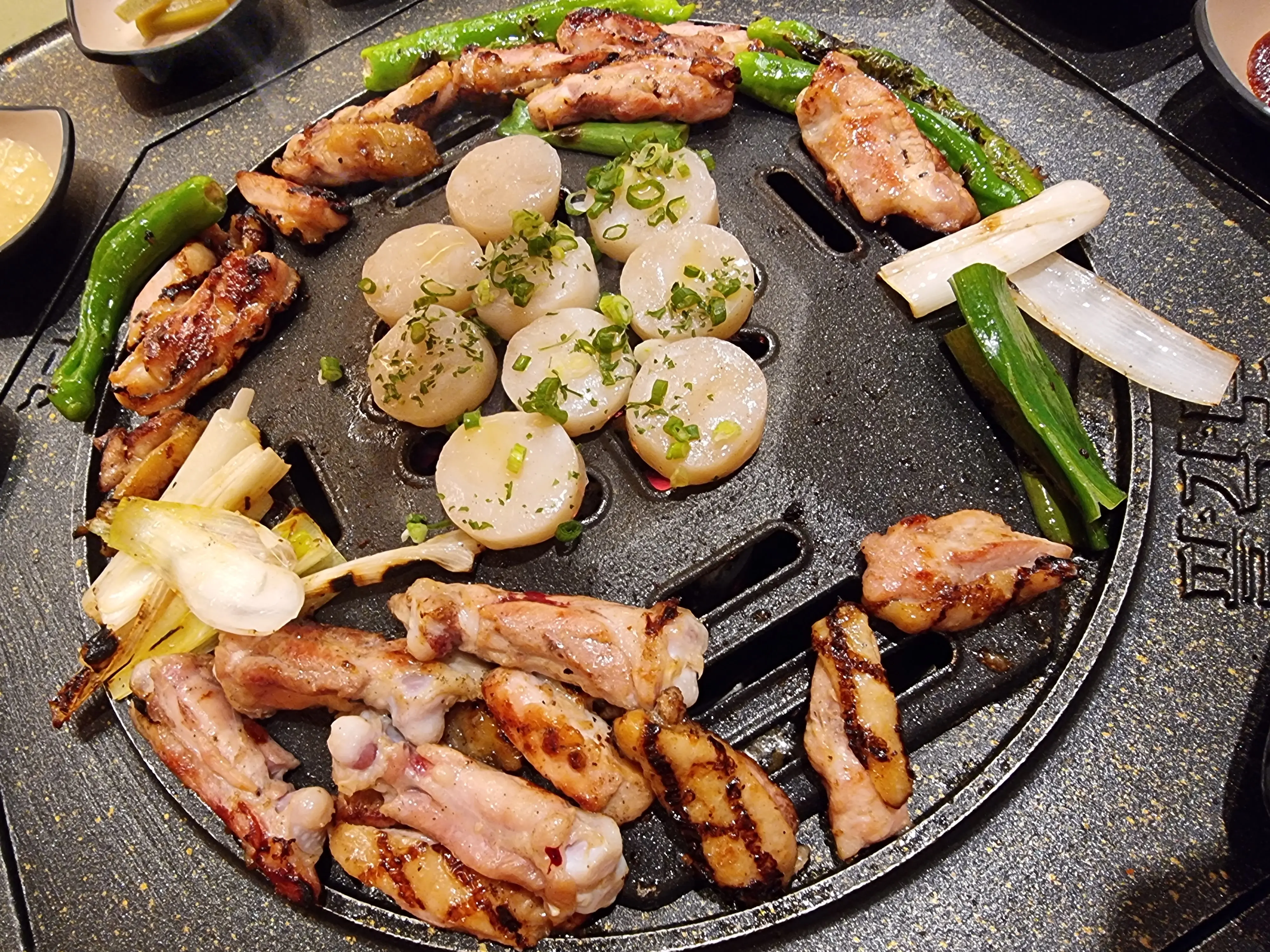 숯불 닭갈비와 트러플오일관자