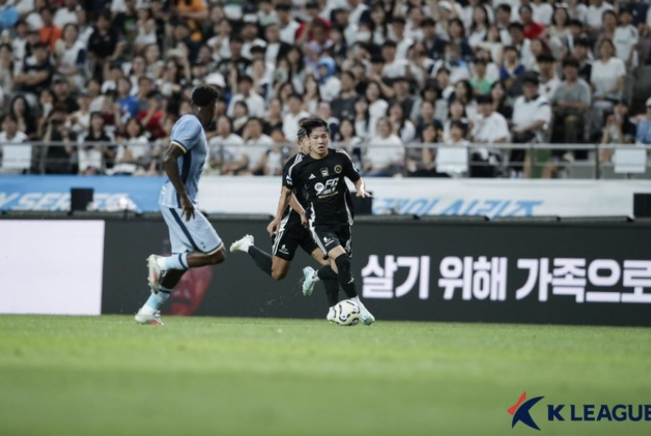 미래의 한식구가 될 토트넘과 경기를 치르는 양민혁