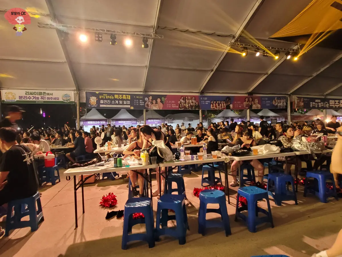 강원도-홍천-맥주축제-무대-앞-메인존-사람들-모습