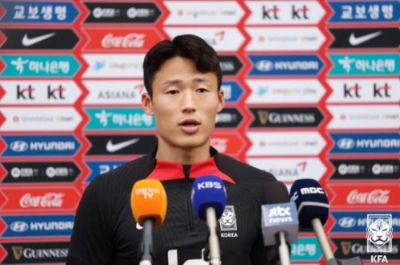 기자회견을 하고 있는 손준호