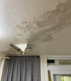 집-천장에-비가새서-벽지를-떼어내는-상황