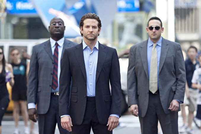 NZT 덕분에 권력까지 쥐게된 주인공의 모습