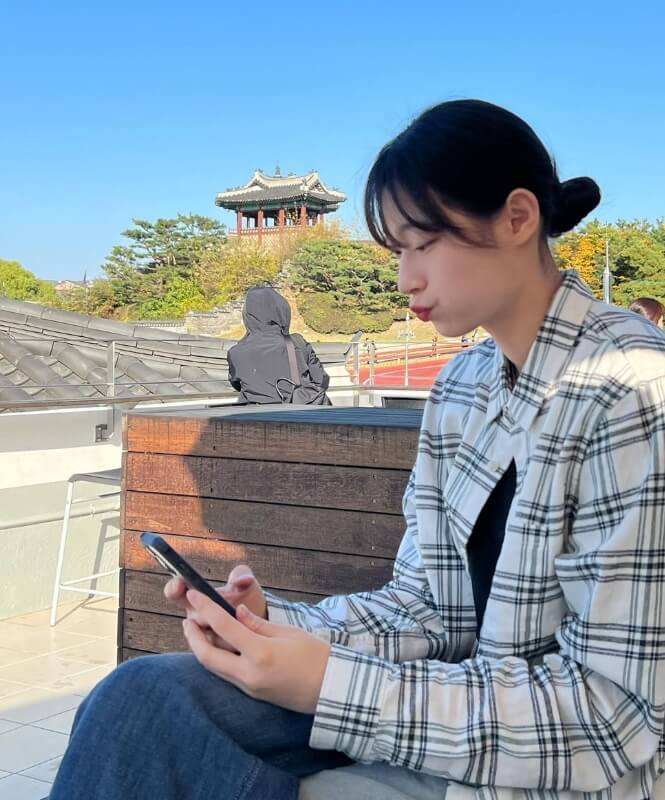 체크남방을입은-머리묶은여성의모습