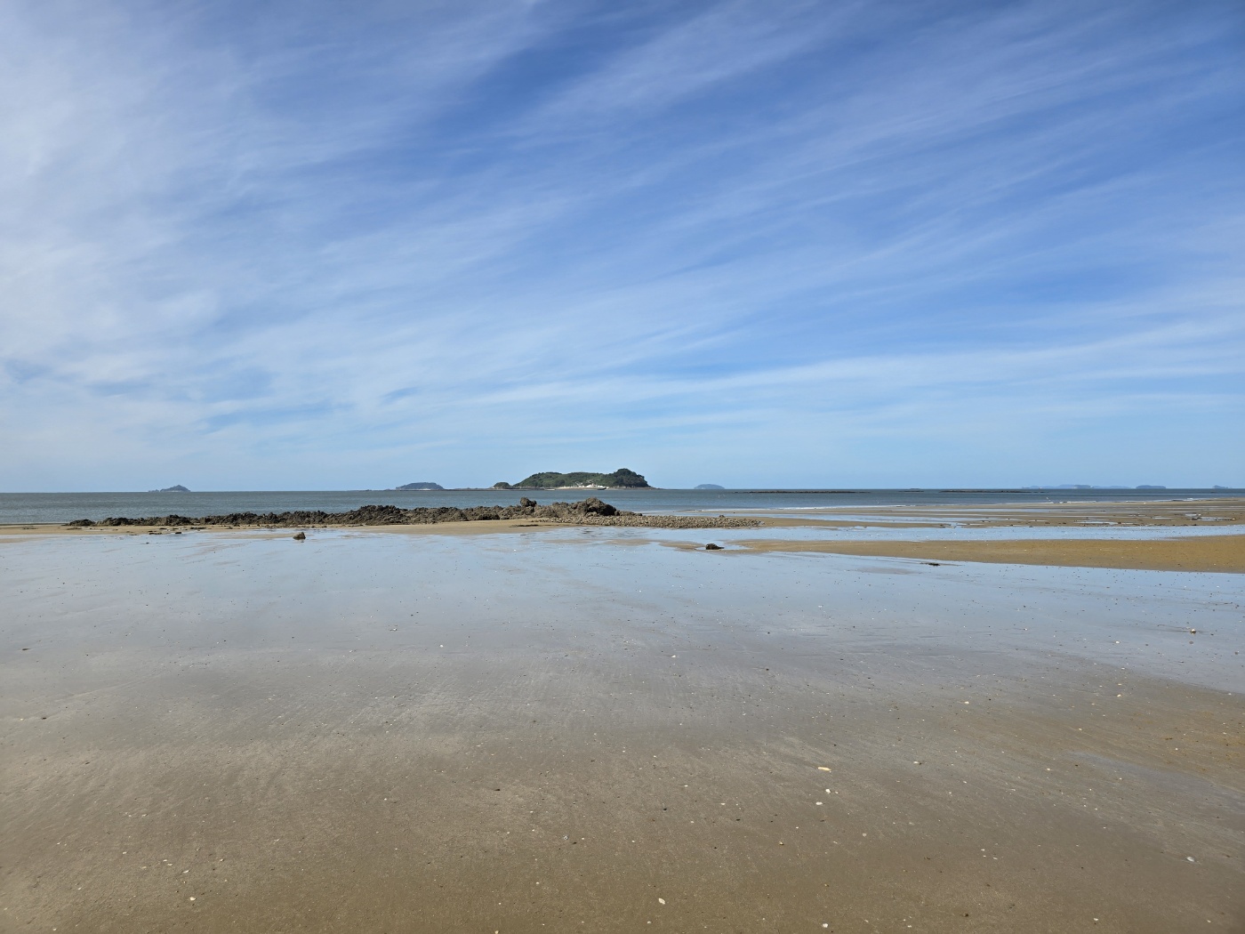 물이 시원하게 빠진 샛별해수욕장의 갯벌
