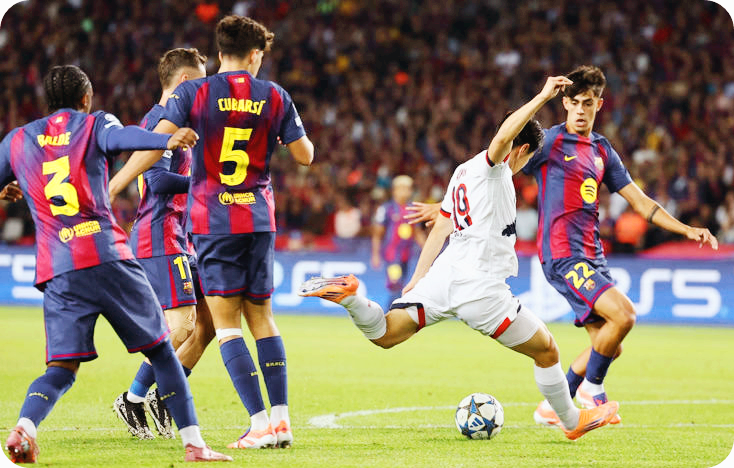 PSG 이강인이 2일 바르셀로나전에서 왼발슛을 날리고 있다. [사진 : 연합뉴스]