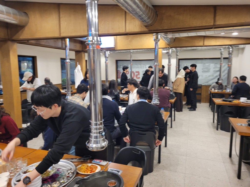 근본 흑돼지 제주공항점 매장 내부 테이블 모습