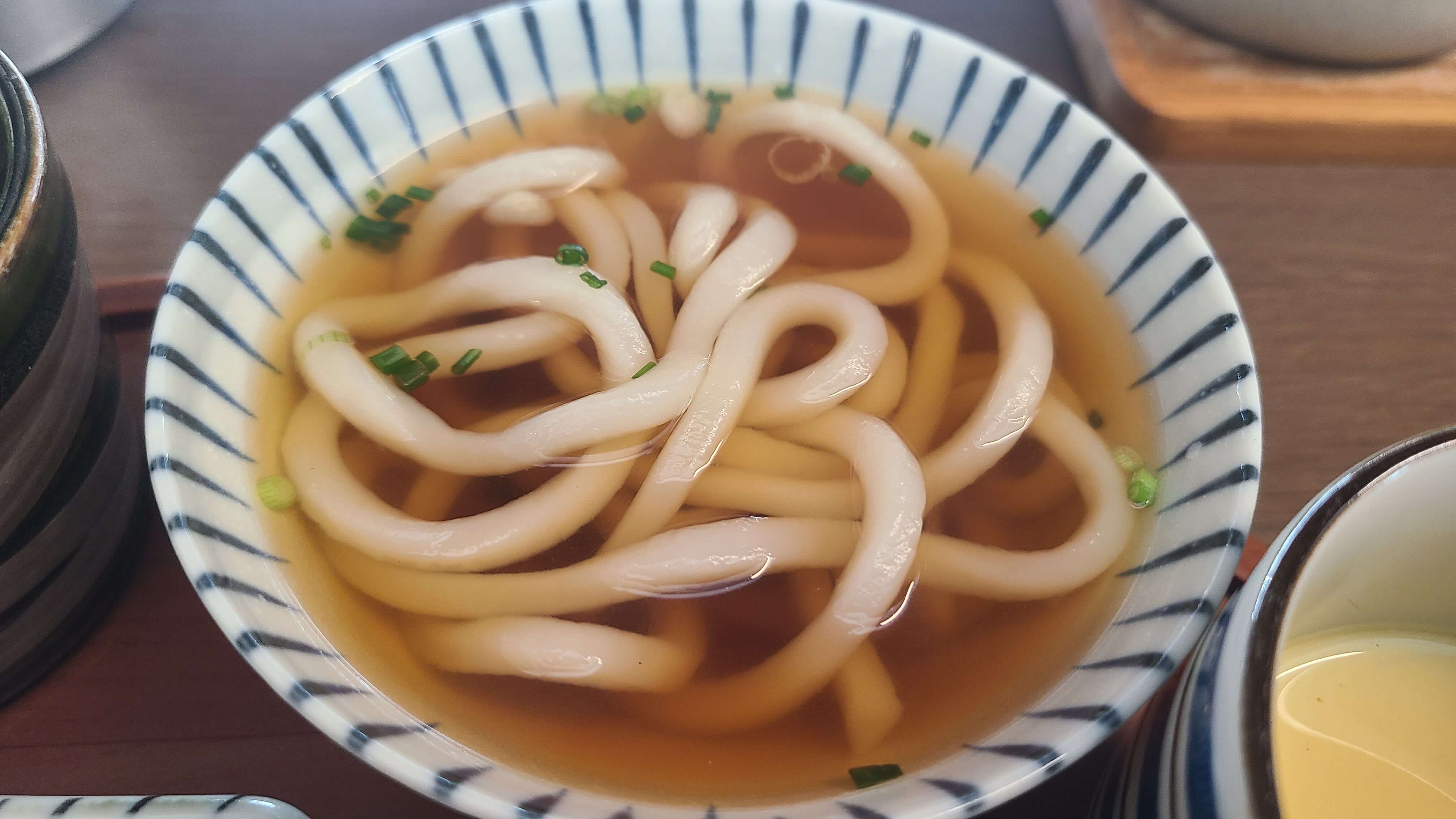 고쉐프의-신선한-초밥-밑반찬-미니우동