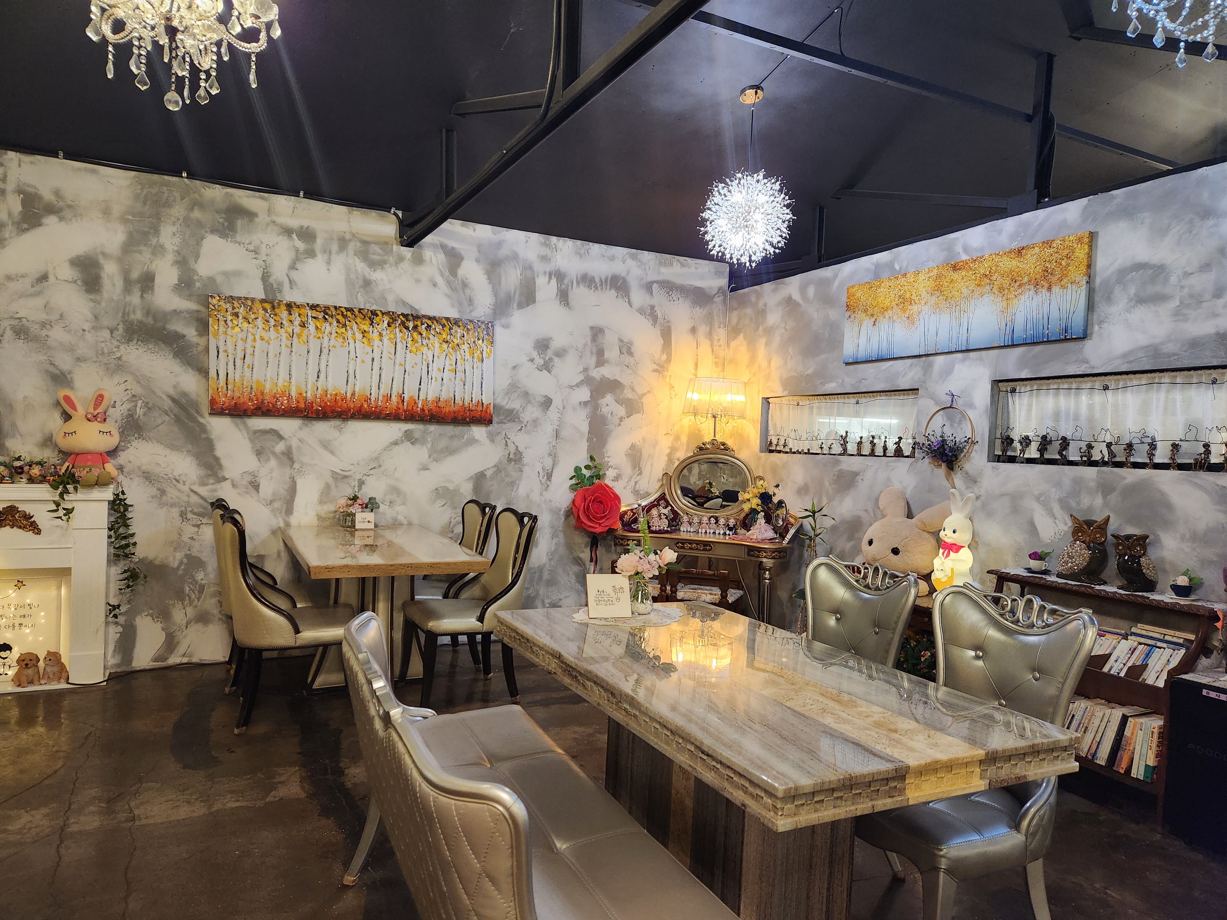 가비 카페 내부 테이블