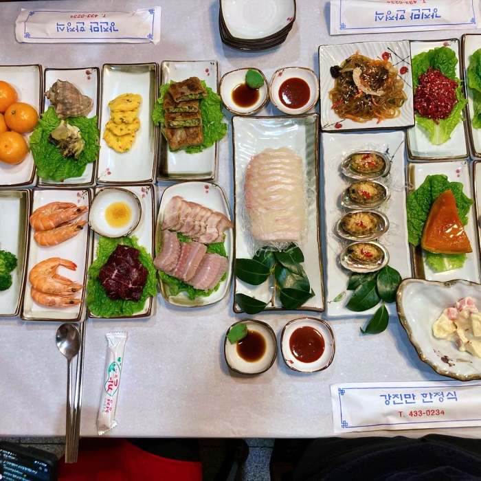 전남 강진 가우도 식당 남도 백반 한정식 홍어 삼합 간장게장 육회 탕탕이 제철 생선 회 한상 택시맛객 맛집 추천