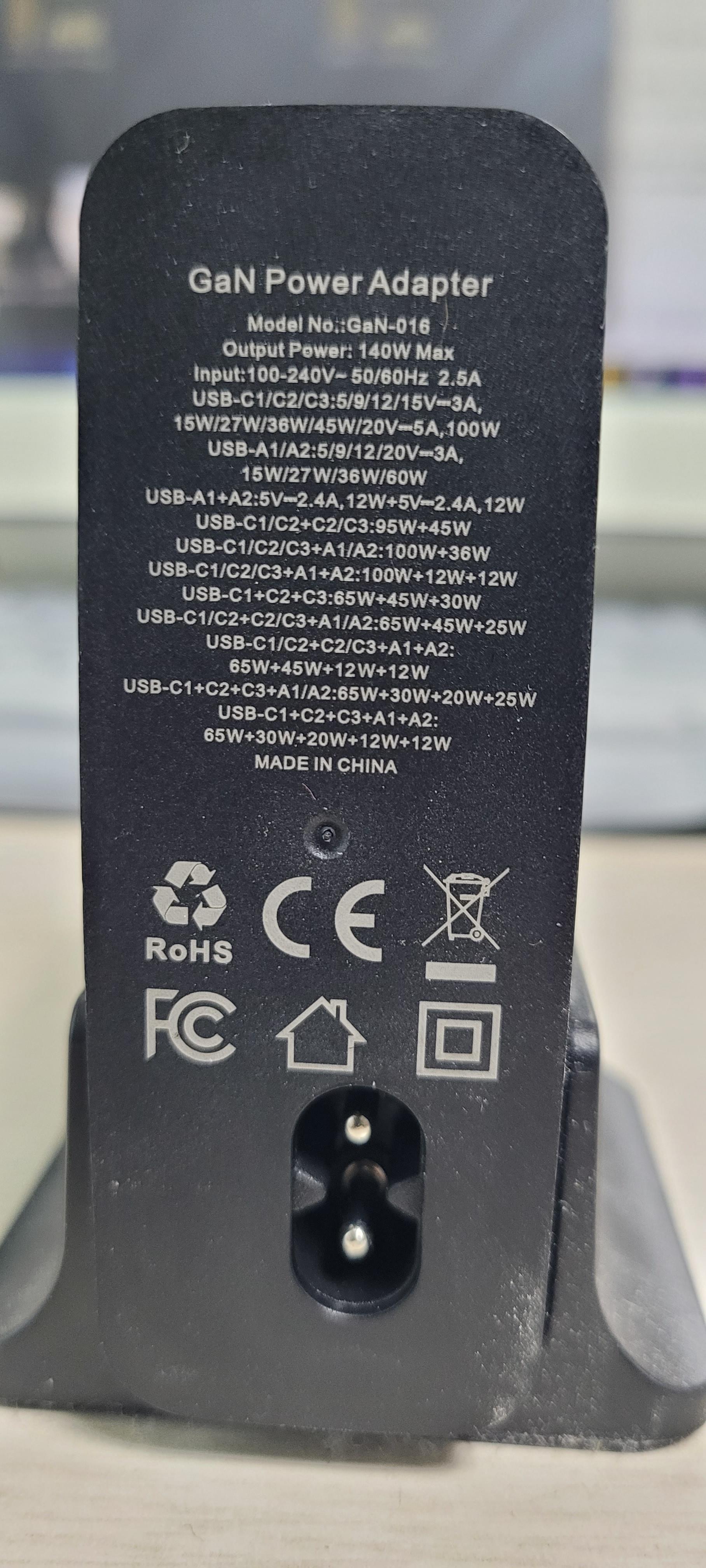 Toocki GaN 140W 충전기의 뒷쪽 모습. 입력/출력 값이 적혀있다.