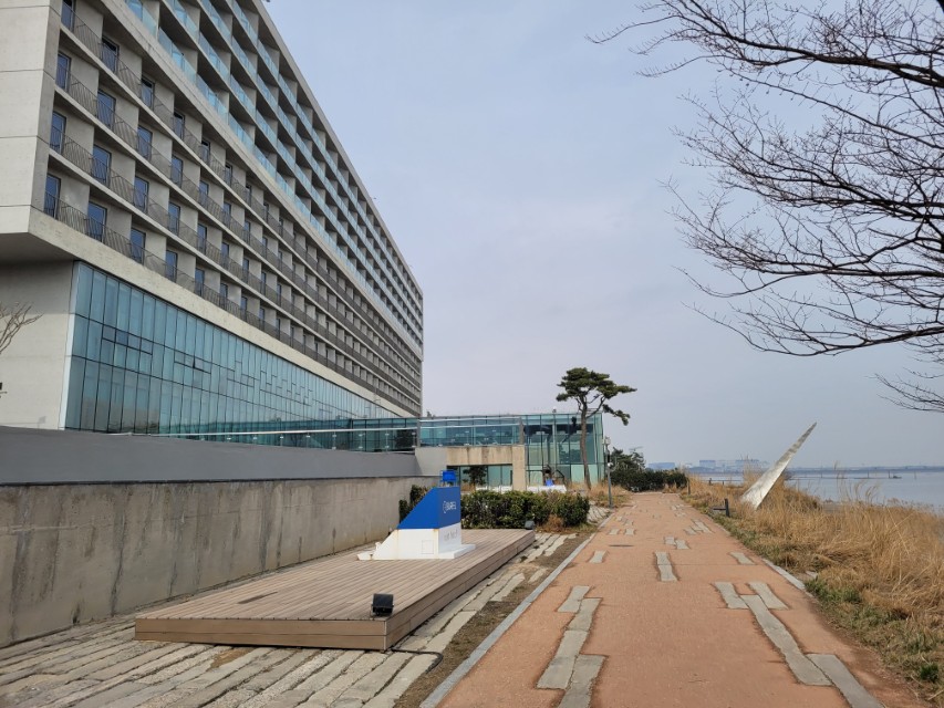 네스트 호텔 주변 바다와 산책 풍경