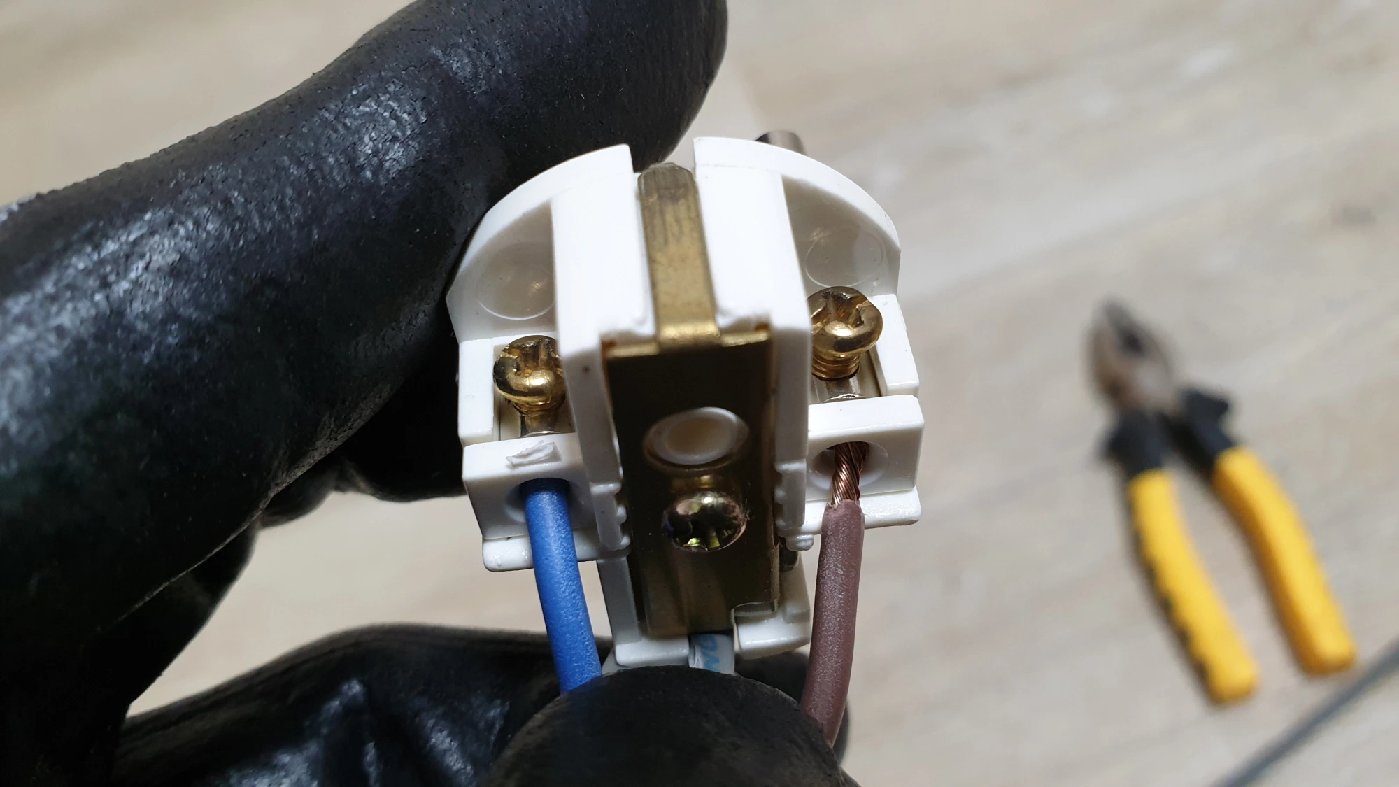 콘센트 전선 연결 모습