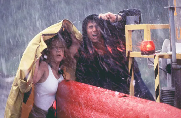 비를 맞으며 토네이도를 바라보는 모습