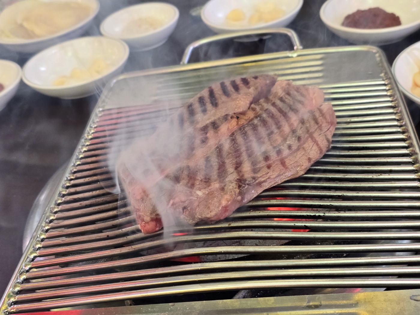 맛있게 구워지고있는 한우