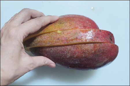 망고를 삼등분 한 모습