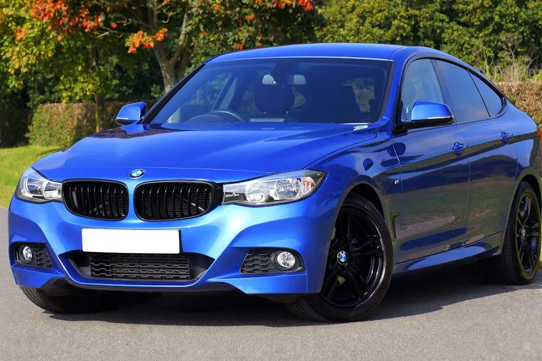 파란색 BMW자동차의 모습