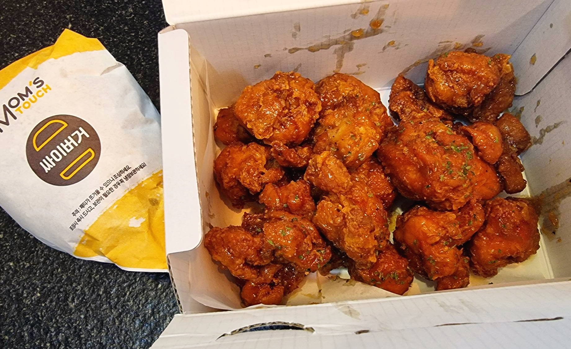 맘스터치 싸이버거 간장마늘 치킨 포장해온 모습