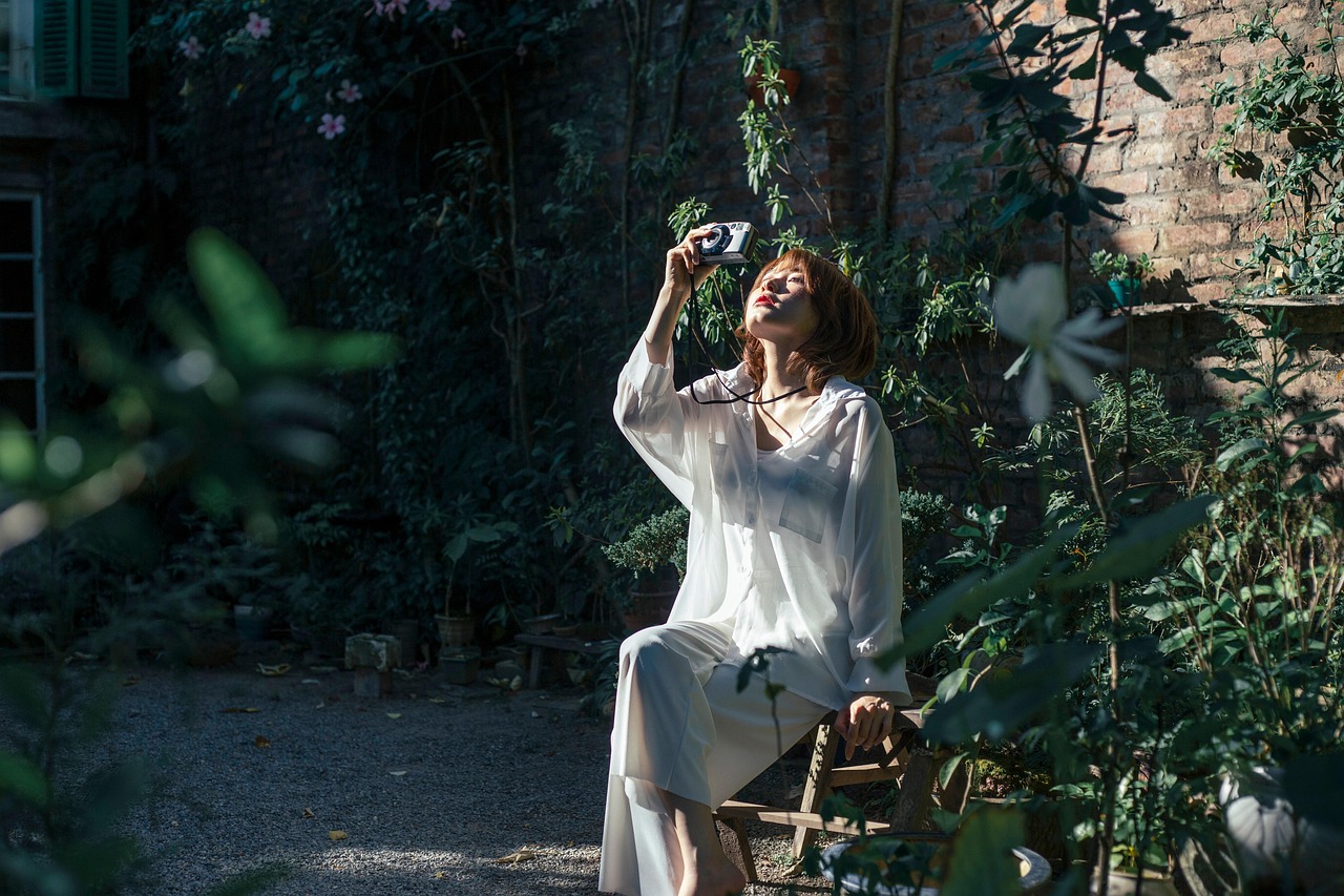 틱톡 촬영 중인 여성 크리에이터 관련 사진