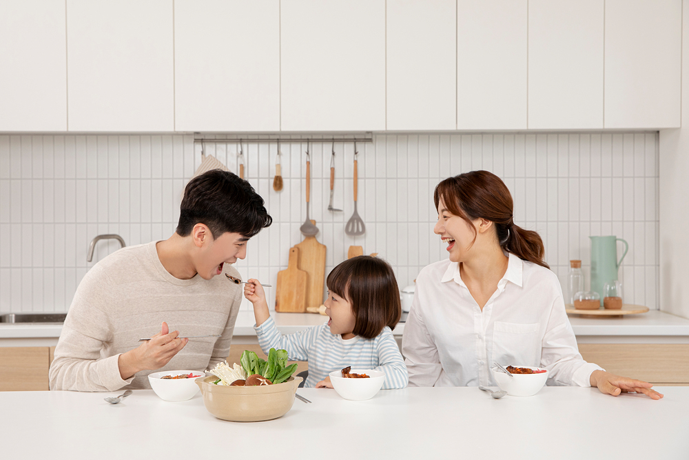 3인 가족이 식사하는 사진