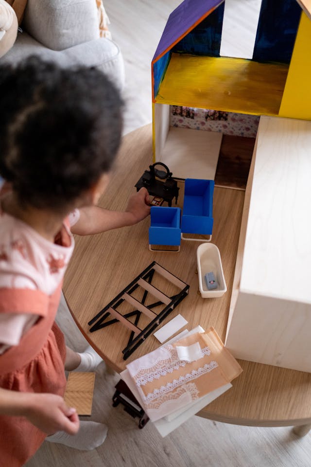 미니어처 하우스를 만들고 있는 어린이