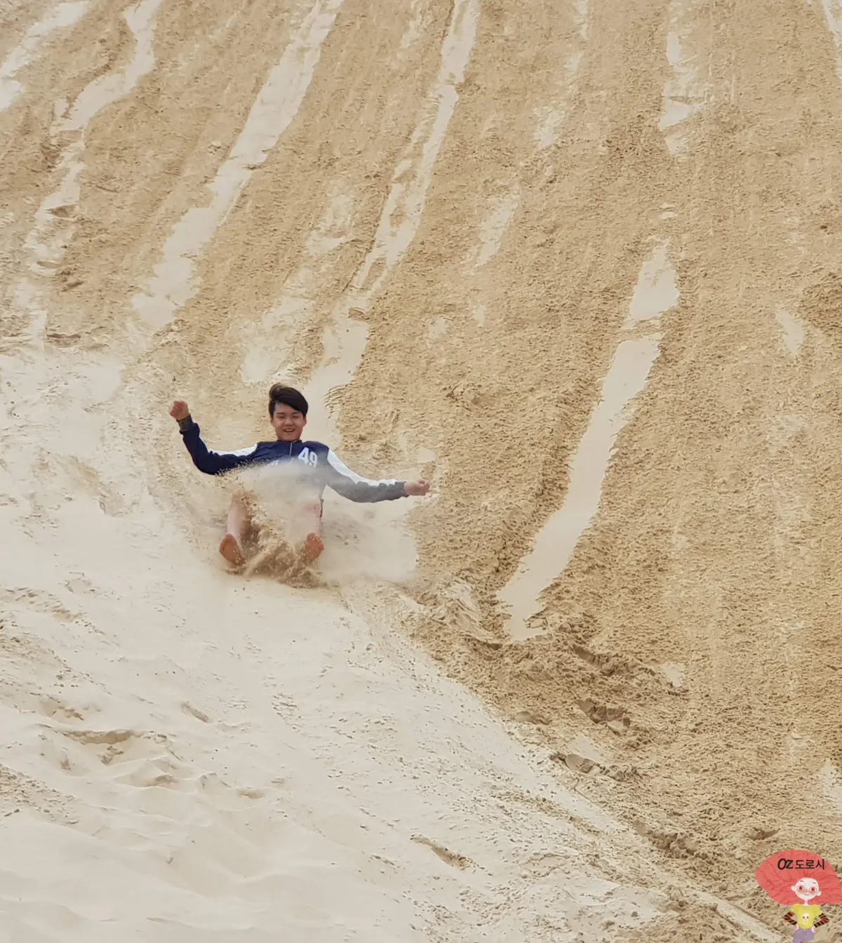 호주-시드니-근교여행-포트-스테판-모래언덕에서-썰매타는-아이