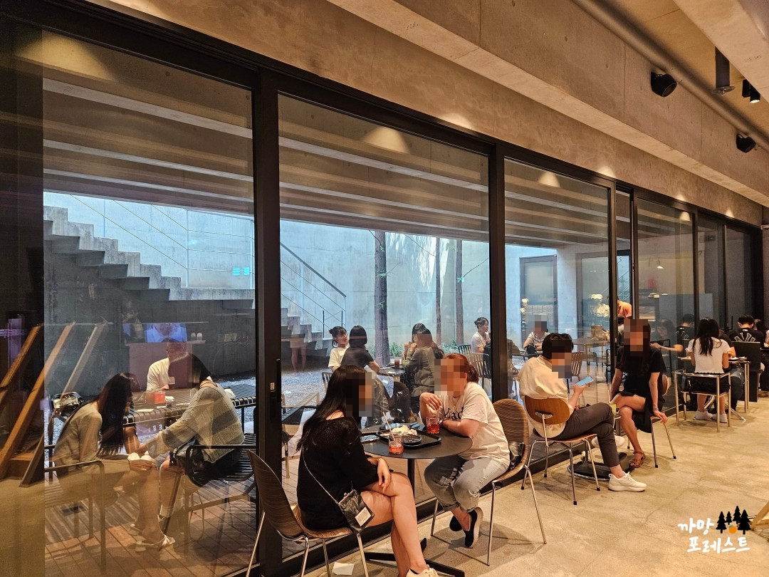 누데이크 하우스 도산 매장 내부