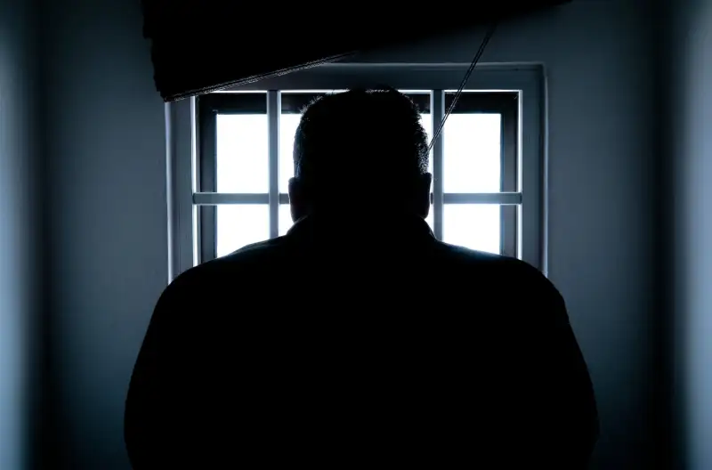 죄수가-감옥에서-창으로-밖을-바라보는-뒷모습