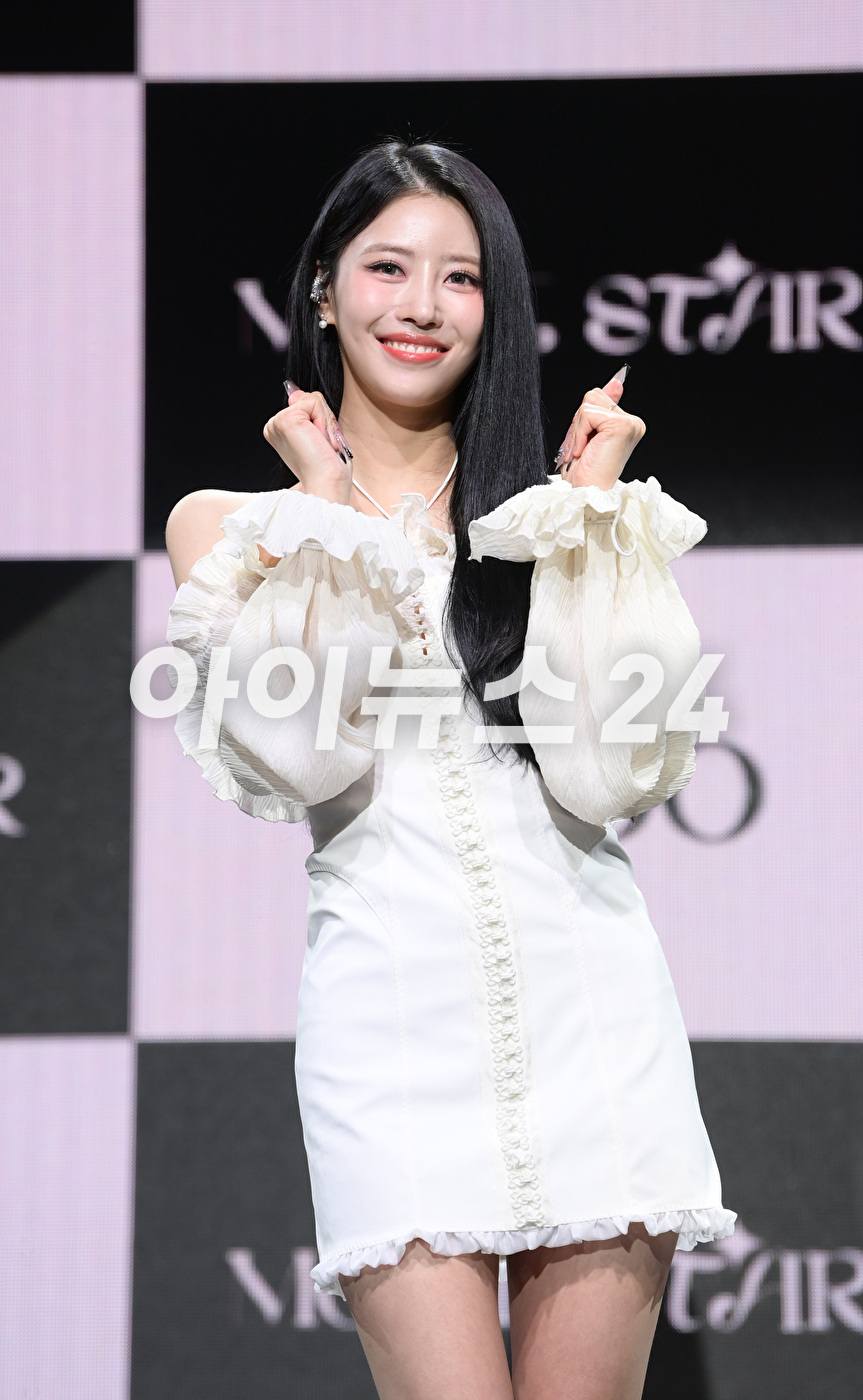 가수 미주가 17일 오후 서울 서교동 메세나폴리스에서 진행된 첫 번째 싱글 앨범 &#39;무비 스타&#39;(Movie Star) 솔로 데뷔 쇼케이스에 참석하고 있다. [사진=정소희 기자]